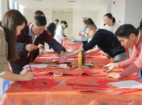 墨香溢医院 福暖职工心——我院工会举办“马上有福”迎新春写春联活动