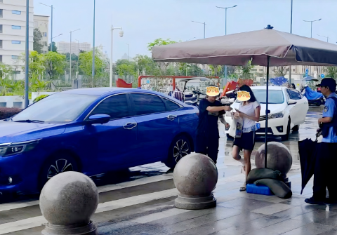 雨中撑暖伞，服务润人心｜这抹身影，守护患者无忧就医路
